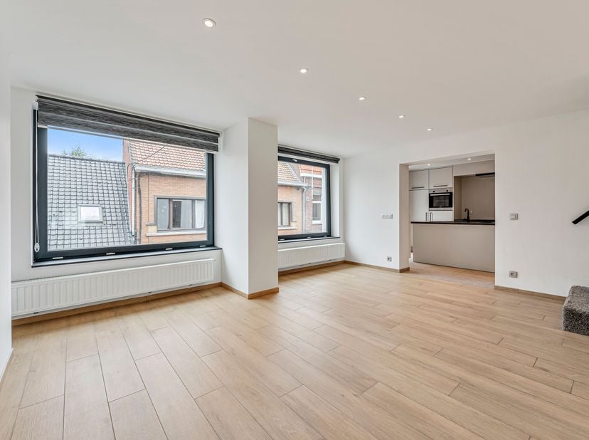 Ruim duplex appartement te koop in centrum Wevelgem<br />
We vinden het appartement op de eerste verdieping van een kleinschalige residentie met slech