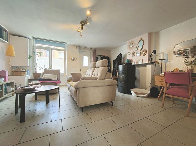 Henro-Immo vous présente cette charmante maison mitoyenne située à Pecq.<br />
Elle se compose comme suit :<br />
Au rez-de-chaussée : un living équip