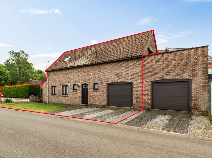 Deze verzorgde en instapklare woning gelegen aan de Klaprooststraat 8 te Leopoldsburg biedt ca. 163 m² bewoonbare oppervlakte en combineert comfort, r
