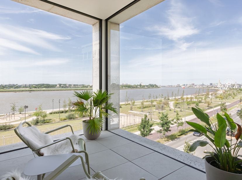 Cet appartement exceptionnel est situé dans l'un des emplacements les plus prisés de Nieuw Zuid, au sein d'un bâtiment emblématique conçu par l'archit