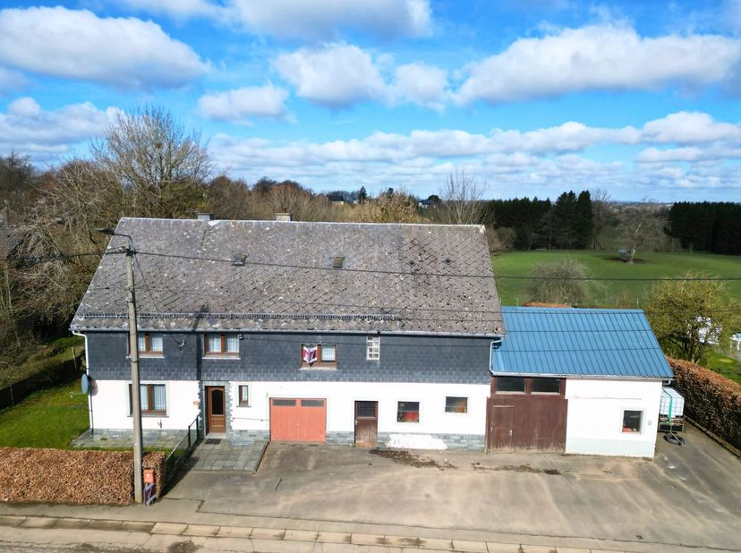 Deze charmante woning met stallen combineert een landelijke uitstraling met veelzijdige gebruiksmogelijkheden en biedt een zeldzame kans voor liefhebb