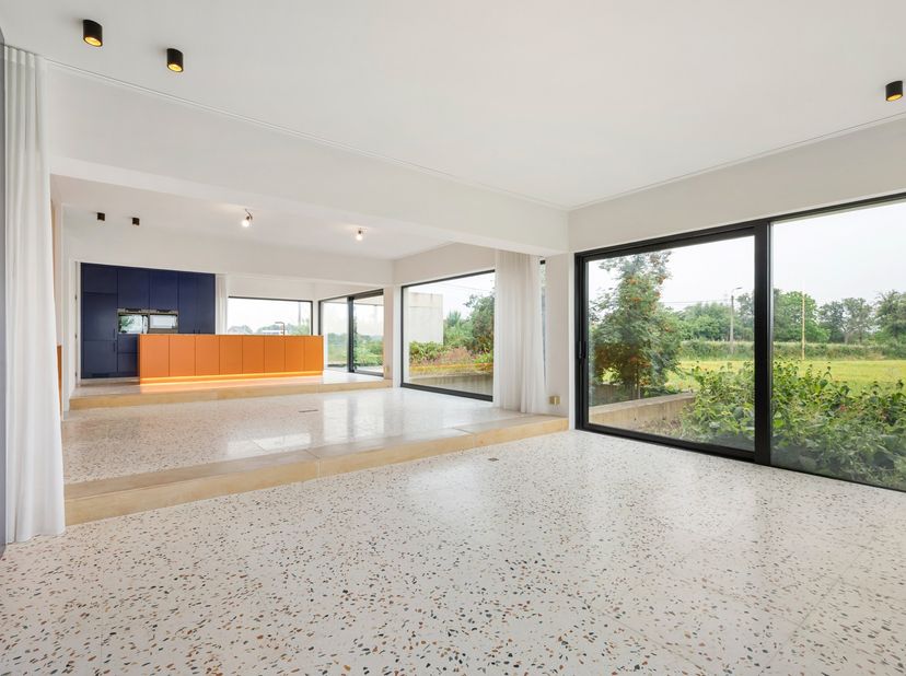 Deze prachtige villa met open bebouwing is gelegen in het idyllische Sint-Pieters-Leeuw en is gebouwd in het jaar 2025. De woning is omgeven door een
