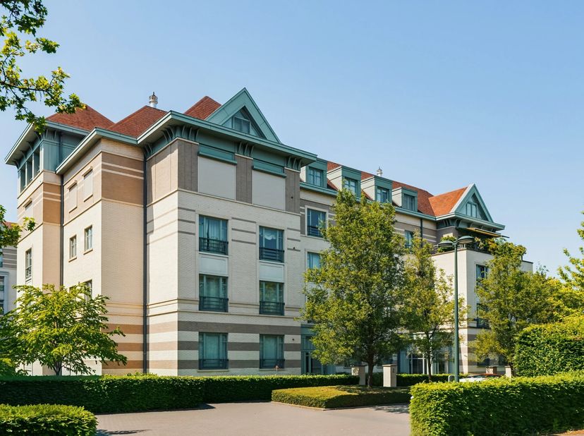 Victoire-Junot nodigt u uit om dit ruime appartement van 131 m² te ontdekken, gelegen in de gewilde Joli-Bois wijk van Woluwe-Saint-Pierre. Dit lichte