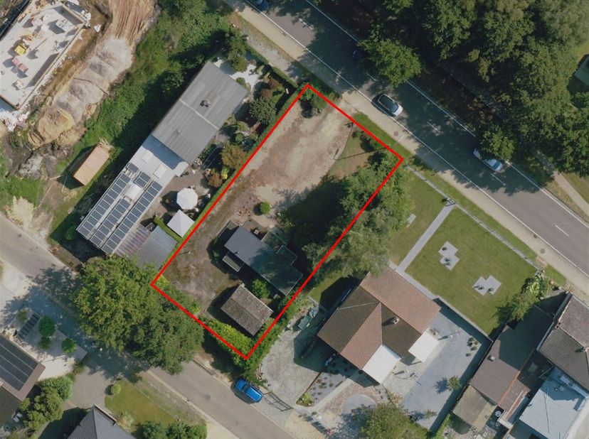 Bouwgrond voor Open bebouwing van 8a80ca te Genk.<br />
<br />
Omgeving: Deze bouwgrond is gelegen aan de Maaseikerbaan, net buiten het centrum van