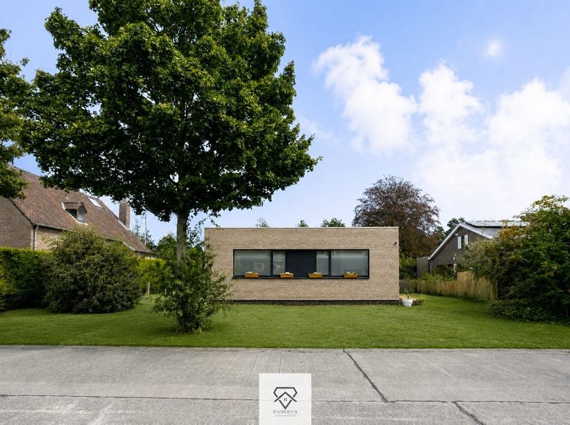 Deze moderne bungalow uit 2017 is gelegen op een perceel van 728 m² en beschikt over maar liefst 295 m² bewoonbare oppervlakte. Een woning waar ruimte