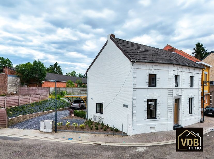 Ruime, volledig gerenoveerde (2026) halfopen bebouwing met 3 slaapkamers, carport en aangelegde tuin op toplocatie te Riemst<br />
Droomt u van zorge