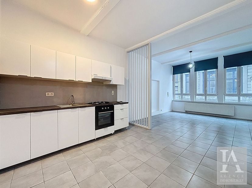 Idéalement situé en plein cœur de la ville de Liège, ce studio de 35 m² vous séduira par sa situation exceptionnelle, à proximité immédiate des commer