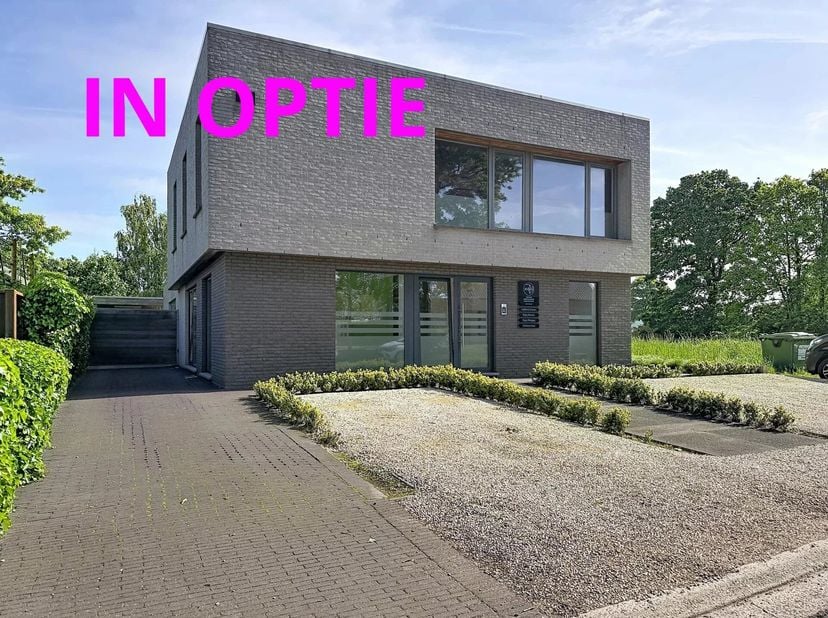 In een rustige straat op een gunstige afstand tov het centrum van Lommel en de ring ligt deze moderne woning met praktijkruimte op een perceel van +/-