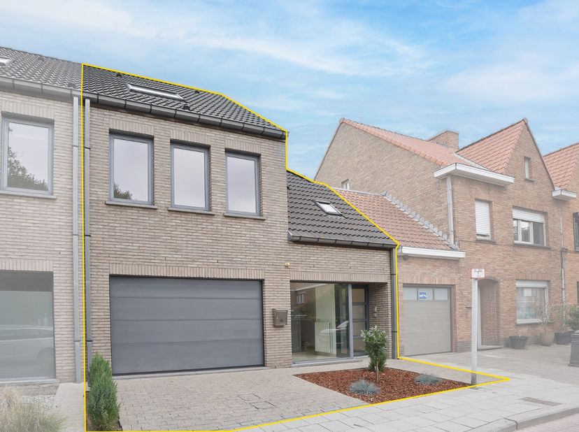 Bent u op zoek naar een instapklare woning op een toplocatie? Deze verzorgde rijwoning met inpandige garage, gelegen in het centrum van Sint-Michiels,