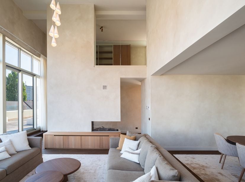 Dompel u onder in luxe en maak kennis met deze luxueuze penthouse van ca 285 m² die recent tot in de puntjes werd afgewerkt. Deze renovatie werd nauwk