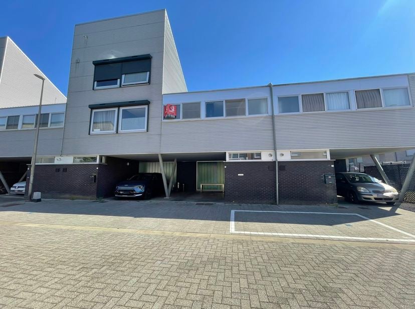 Centraal gelegen woning (GB) met 2 slaapkamers en groot zonneterras met tuinberging in het centrum van Hulst (Tessenderlo-Ham).<br />
Indeling:<br />