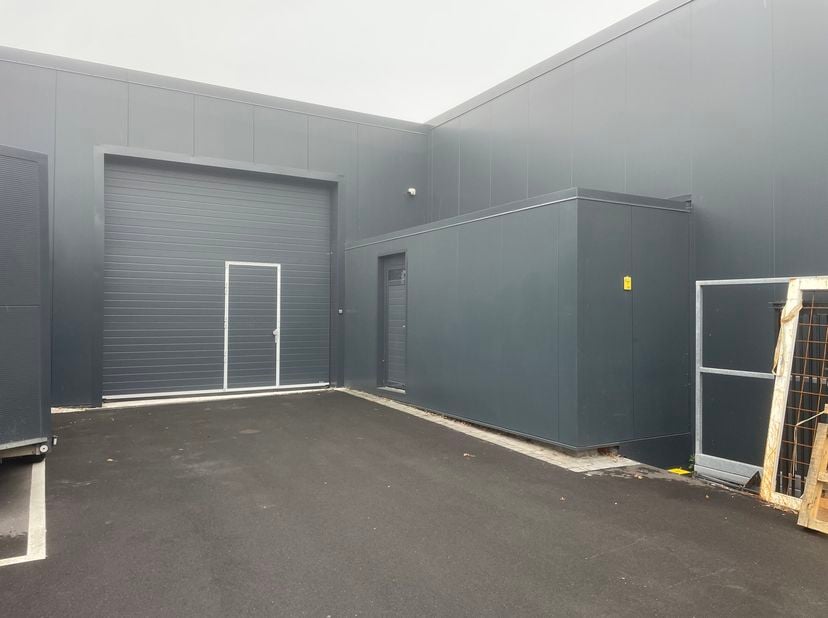 Entrepôt avec auvent à louer à Kruibeke<br />
Partie commerciale<br />
Situé au Bazelstraat 212 à Kruibeke, cet entrepôt fonctionnel d’environ 275 m²