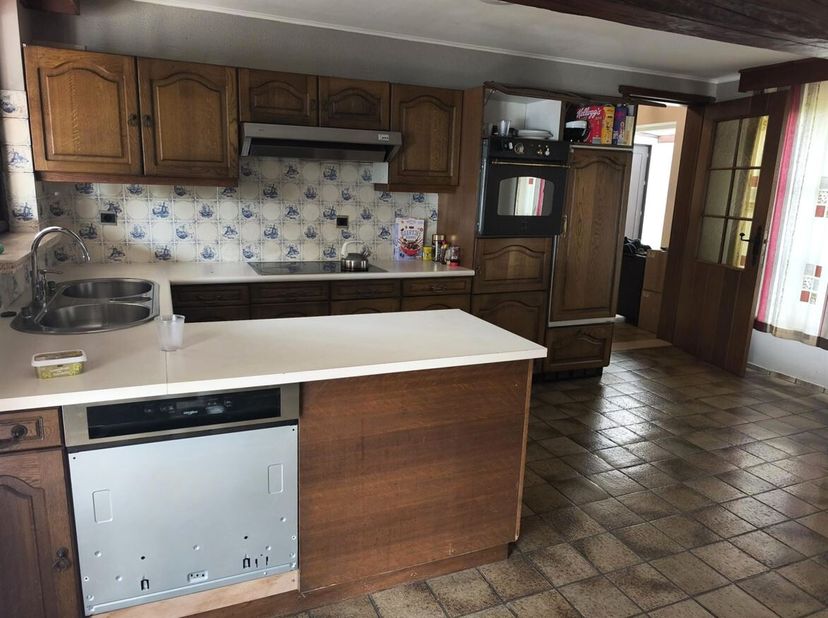 Karaktervolle woning met 3 slaapkamers, dubbele garage en paardenstallen in Lommel<br />
Ligging<br />
Gelegen aan de Koning Albertlaan 38 in Lommel,