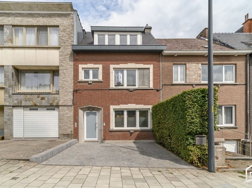KIJKDAG OP ZATERDAG 5 SEPTEMBER VAN 10U30 TOT 12U30 - NA AFSPRAAK !&amp;nbsp;&amp;nbsp;Zeer gunstig gelegen, volledig gerenoveerde én instapklare gezinswoning