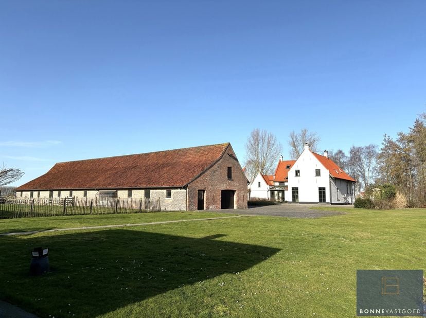 In een uitzonderlijk rustige en groene omgeving, midden in het open polderlandschap, bieden wij u deze prachtige en veelzijdige eigendom aan. Een zeld