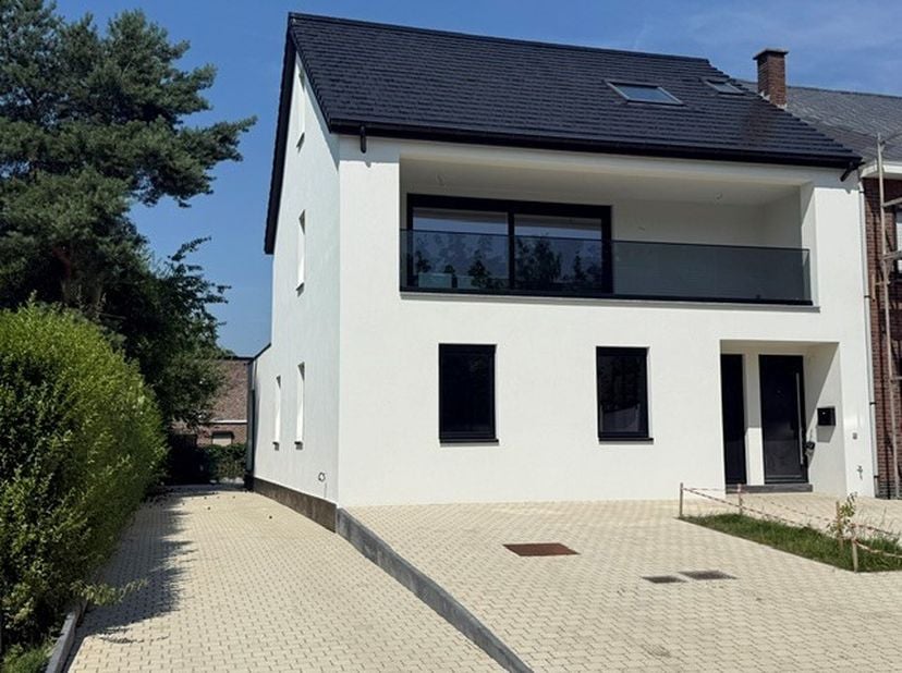 Energiezuinig modern Duplex appartement met terras<br />
&amp;nbsp;<br />
Ligging&amp;nbsp;:<br />
+ Gelegen in een rustige straat, met winkels, recreatie en