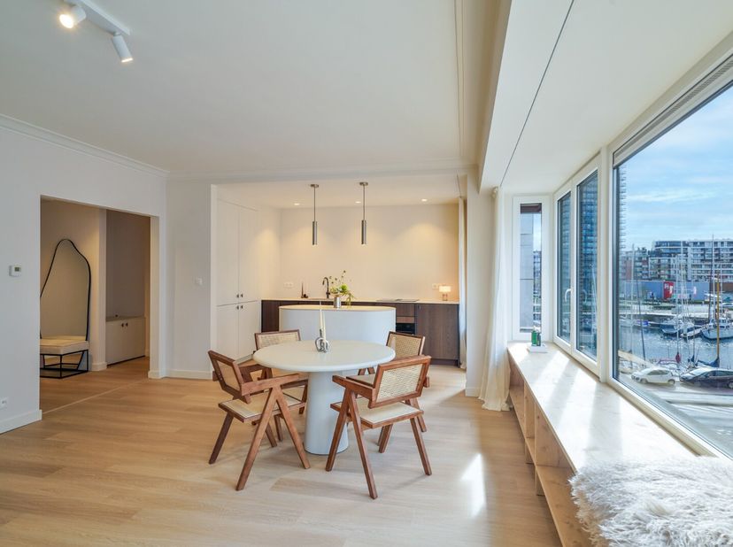Dit ruime appartement, gelegen op de 3de verdieping in een kleinschalig gebouw met lift (slechts 1 appartement per verdieping), werd het afgelopen jaa