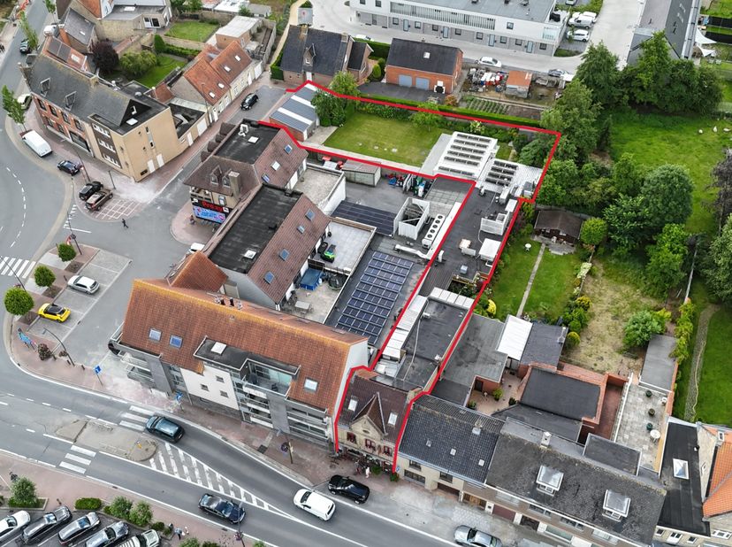 Bent u op zoek naar een handelspand met woonst én een uitzonderlijk groot atelier of opslagruimte op een centrale ligging in West-Vlaanderen? Dan is d
