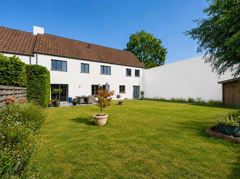 Ophain-Bois-Seigneur-Isaac, MOOIE WONING (4 SLAAPKAMERS/3 BADKAMERS/PARKING) van +/- 254 m² bewoonbare oppervlakte, dicht bij alle voorzieningen. Gele