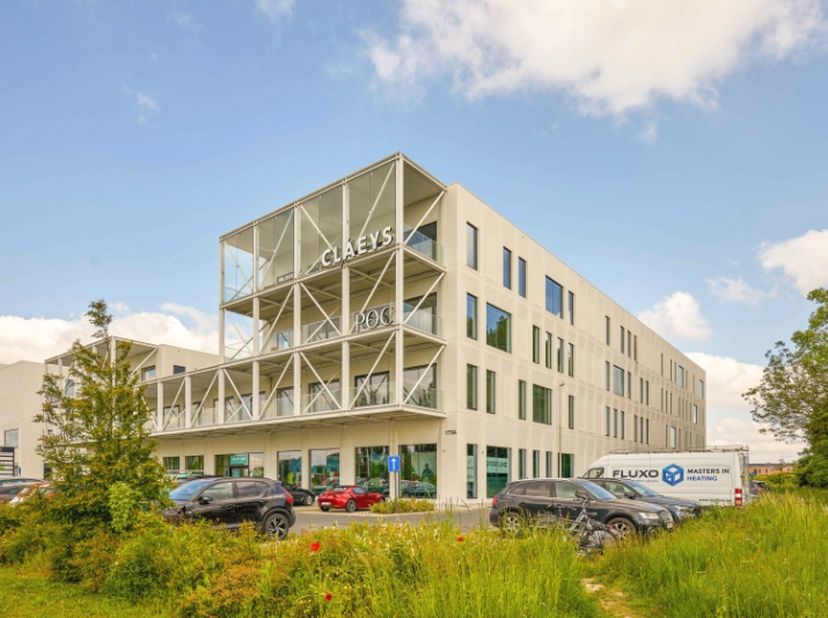 Roeselare - centrum : Kantoorruimtes van in totaal 535m² bruto en terrassen op commerciële ligging<br />
Kom en ontdek het prachtige R-Plaza, een rece
