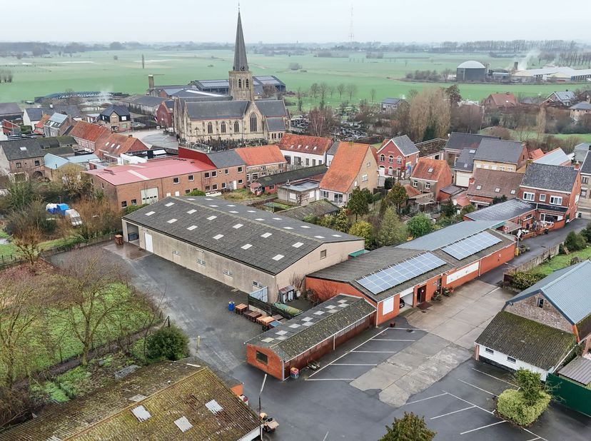 Unieke kans: wonen, ondernemen én ruimte in overvloed op een perceel van maar liefst ± 26.787 m²!<br />
Gelegen in een rustige, landelijke omgeving (m