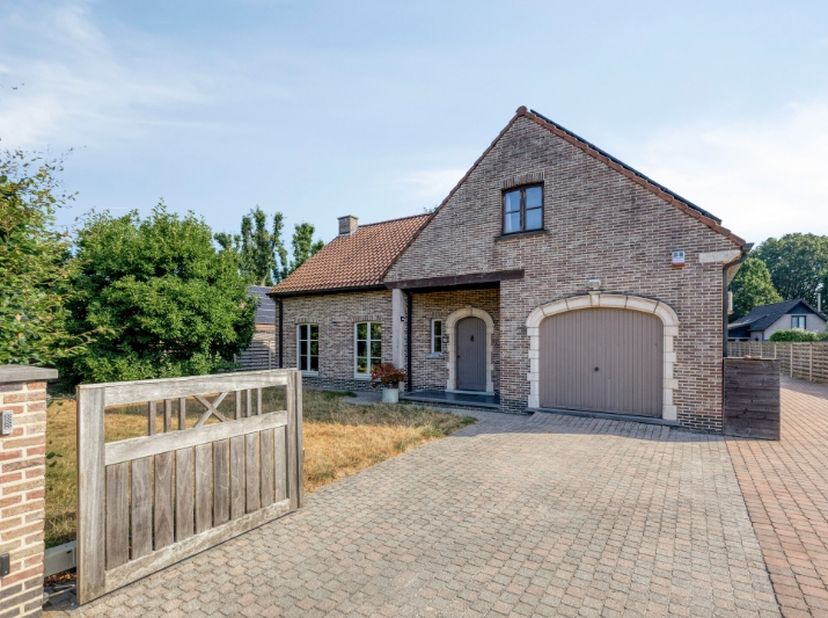 In Haacht bevindt zich deze ruime en instapklare villa met 4 slaapkamers, gelegen op een mooi perceel van ca. 10a27.&amp;nbsp;<br />
<br />
De villa werd