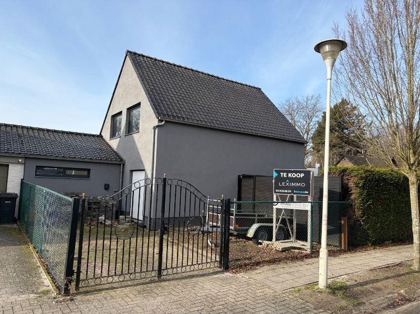 Zeer gunstig gelegen woning in de residentiële woonwijk 'Kleine Landeigendom'!&amp;nbsp; Dit huis is heel rustig gelegen in een straat met weinig doorgaan