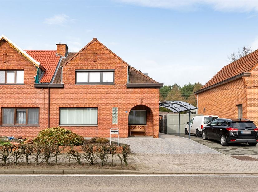 Instapklare 3 slpk. woning met tuin<br />
Indeling: Inkomhal, woonkamer, keuken, badkamer, veranda, 3 slaapkamers, bergkamer, kelder en tuin.<br />
Be