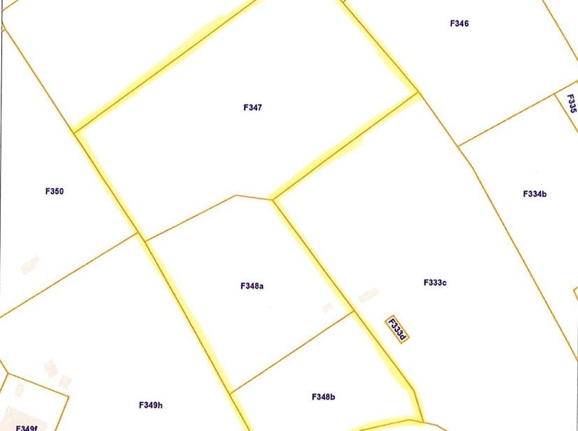 GROOT AANEENGESLOTEN PERCEEL GROND -<br />
Drie percelen (348B, 348A en 347) grond met oppervlakte van 1ha 93a 90ca. <br />
Deels landbouwgrond en dee