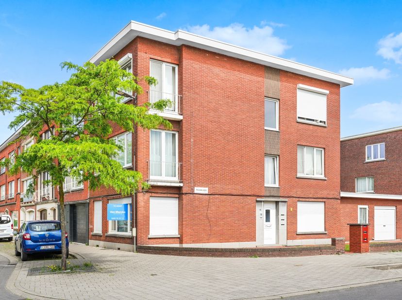 Gezellig gelijkvloers appartement gelegen in een rustige straat naast een groen pleintje. Het appartement omvat een inkomhal met ingemaakte kast, een