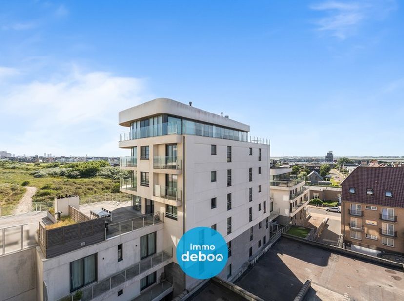 Deze studio is gelegen in de residentie Santhille te Oostende, Zeedijk 336, in een goed onderhouden residentie waarbij recentelijk de inkomhal werd ve