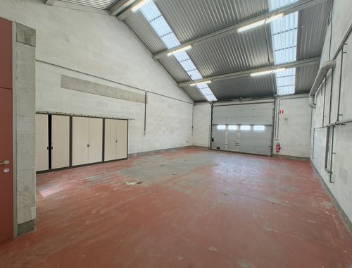                                         Entrepôt sans bureau à louer à Steenkerke, € 550
