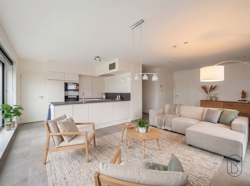 Ontdek dit stijlvolle en energiezuinige penthouse waar luxe, comfort en een uitstekende ligging hand in hand gaan. Dit instapklare appartement is kwal
