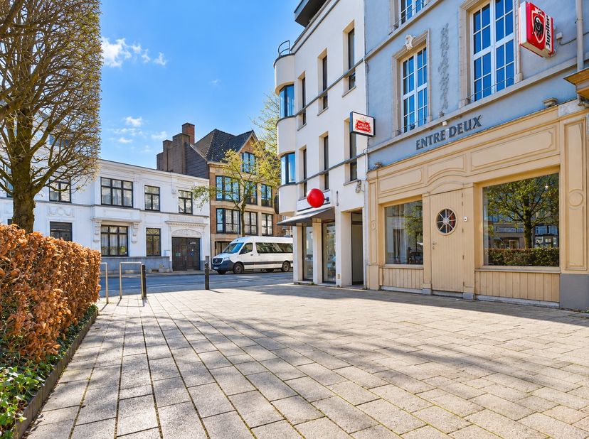 Bedrijfsvastgoed te koop in Ledeganckplein 1.. bus .,
                    9900 Eeklo