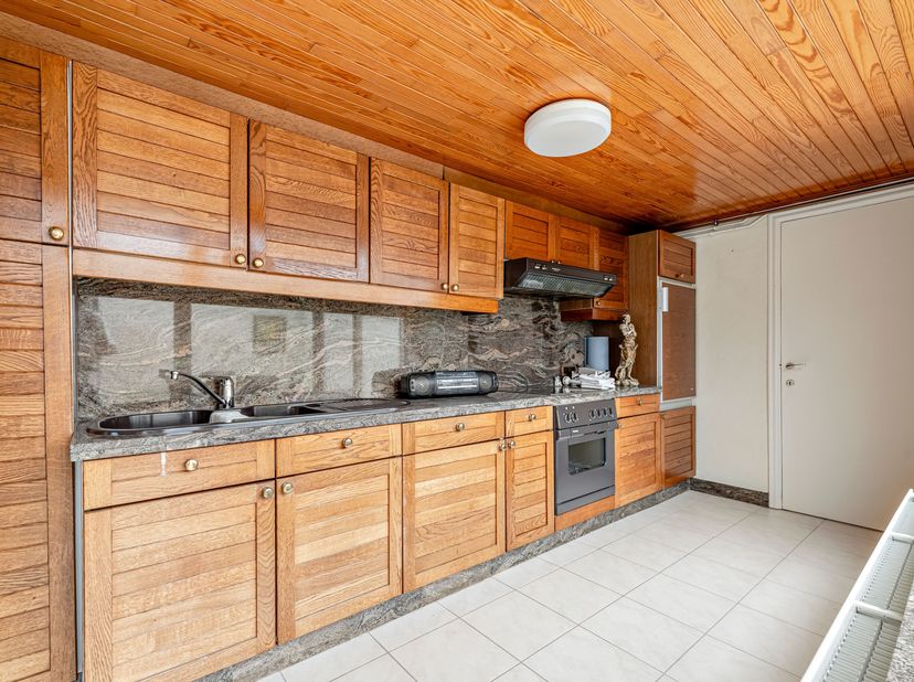 Op te frissen woning te koop in Gullegem!!<br />
We betreden de woning via de ruime inkomhal en komen terecht in de leefruimte. Hier is er ruimte voor