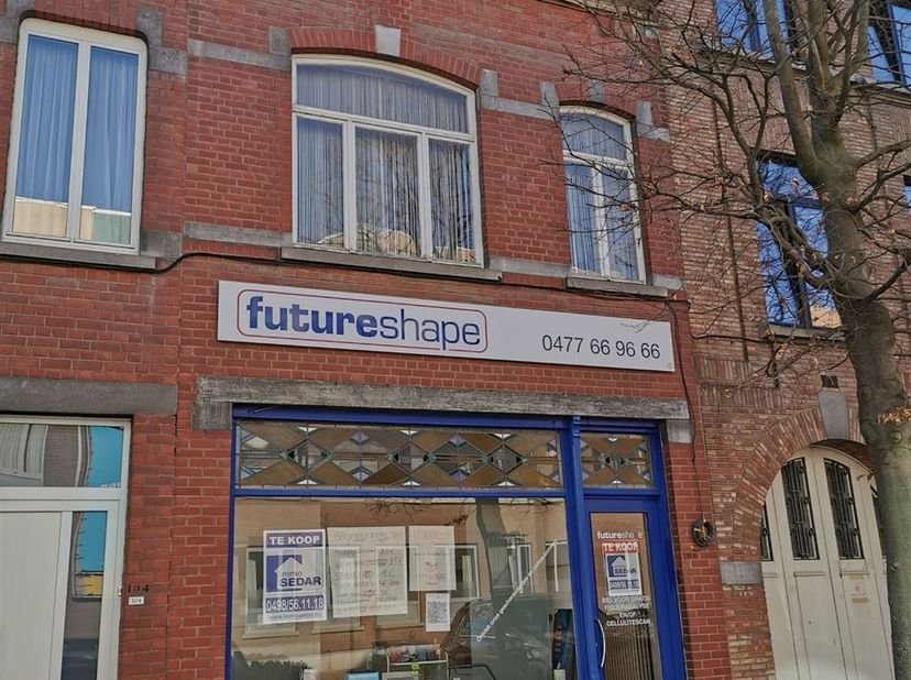Deze zeer gunstig, centraal gelegen, op te frissen gebouw (handelsgelijkvloers + duplex appartement met 2 slaapkamers), heeft grote visibiliteit en pa