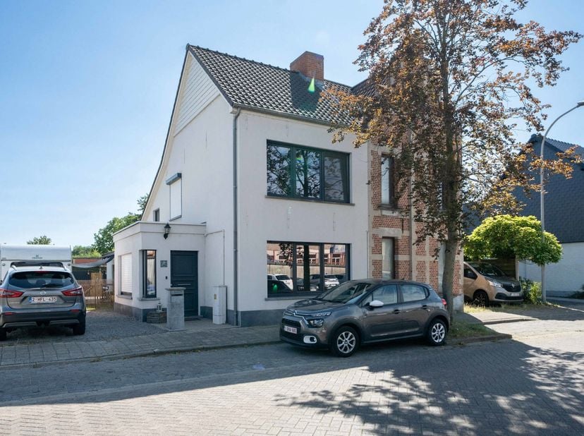 Charmante gerenoveerde en instapklare woning, ideaal gelegen op wandelafstand van winkels, scholen en vlakbij openbaar vervoer.<br />
Tevens vlakbij v