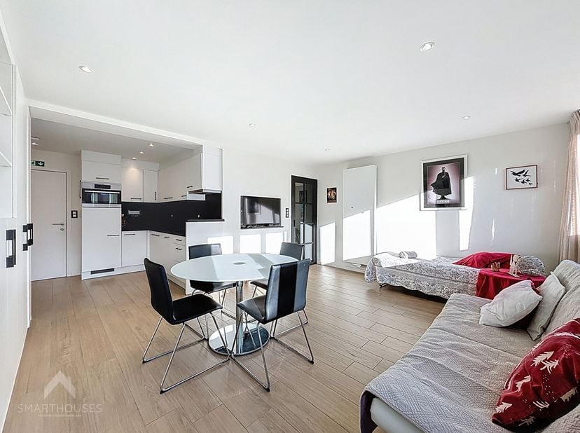 Dit aangename appartement is gelegen in een rustig en verzorgd appartementsgebouw en combineert comfort, licht en een uitstekende ligging.<br />
De li