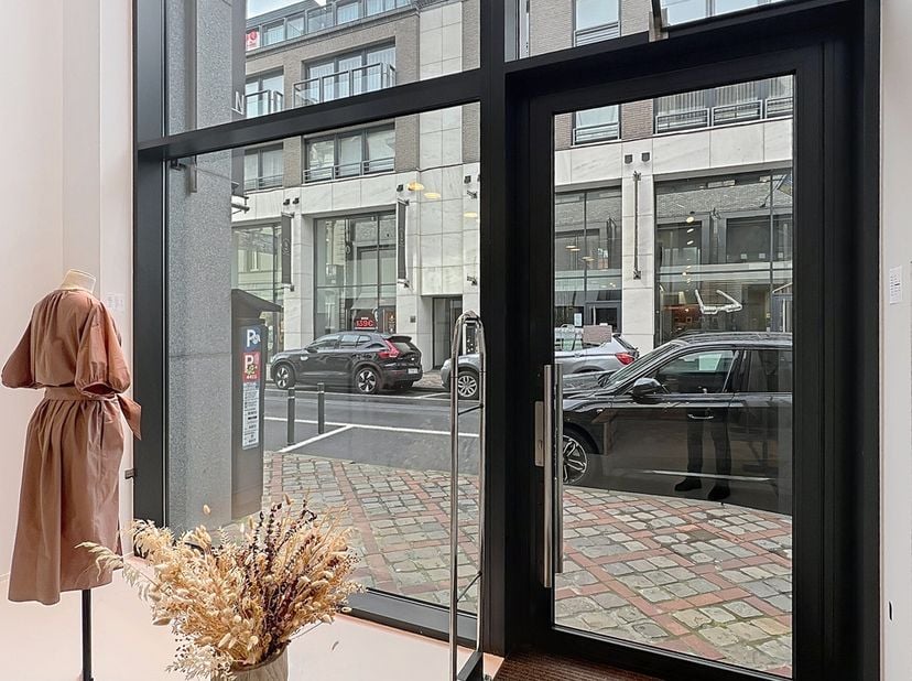 Benaderende OPPERVLAKTEN:<br />
Constructie - bewoonbare oppervlakten<br />
Gelijkvloers: 97m²<br />
Verdieping: 58 m²<br />
Terras (1°v): 27 m²<br />