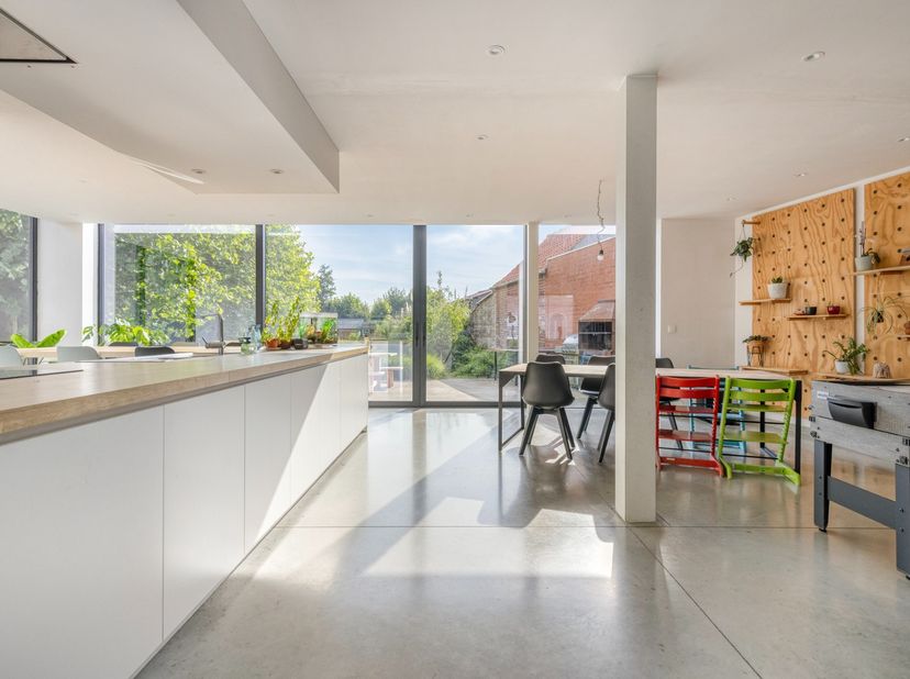 In de Diksmuidestraat in Staden, op een gunstige ligging vlak bij het centrum, bevindt zich deze bijzonder ruime en goed onderhouden halfopen woning.