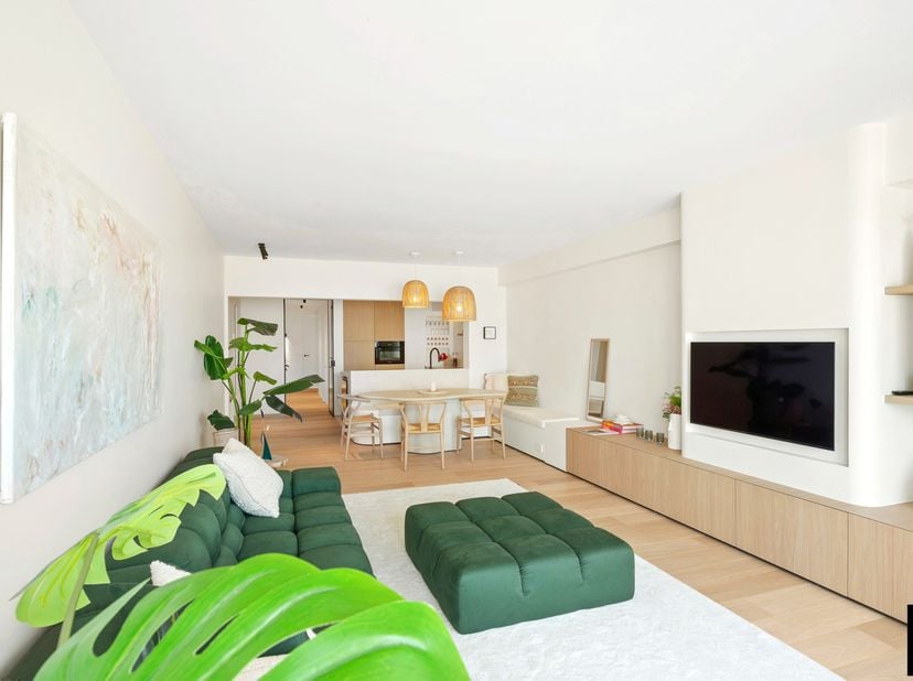 Prachtig vakantie appartement met 3 slaapkamers, volledig vernieuwd in de Zuiderse Ibiza-stijl, op een toplocatie te Zeedijk-Zoute. <br />
In de nabij