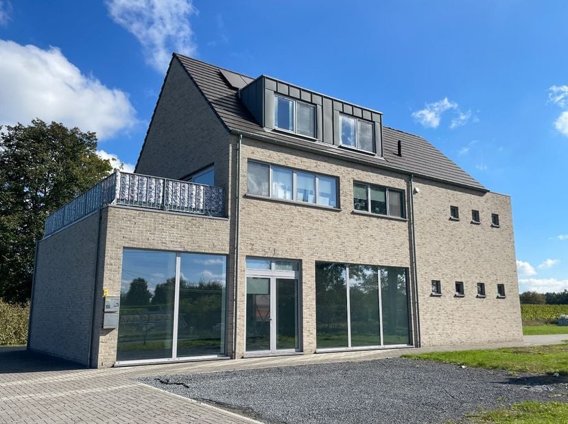 Dit commercieel gelijkvloers is gunstig gelegen langsheen de Nieuwmoersesteenweg, de verbindingsweg tussen Essen en Nieuwmoer. Indeling: Op het gelijk