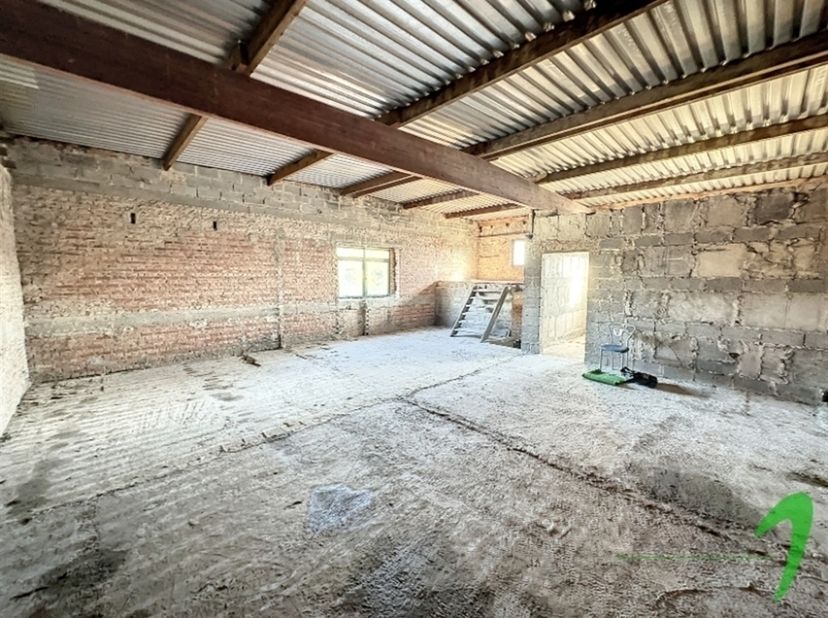 Bent u op zoek naar een unieke investeringsmogelijkheid in Aalst? Deze voormalige cinemazaal, met een indrukwekkende totale oppervlakte van 417m², bie