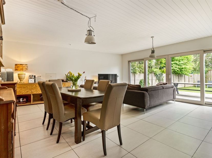 Ruime gezinswoning met 4 slaapkamerpotentieel, tuin en staanplaats<br />
Gelijkvloers<br />
Via de inkomhal betreedt u de woning met toegang tot het e