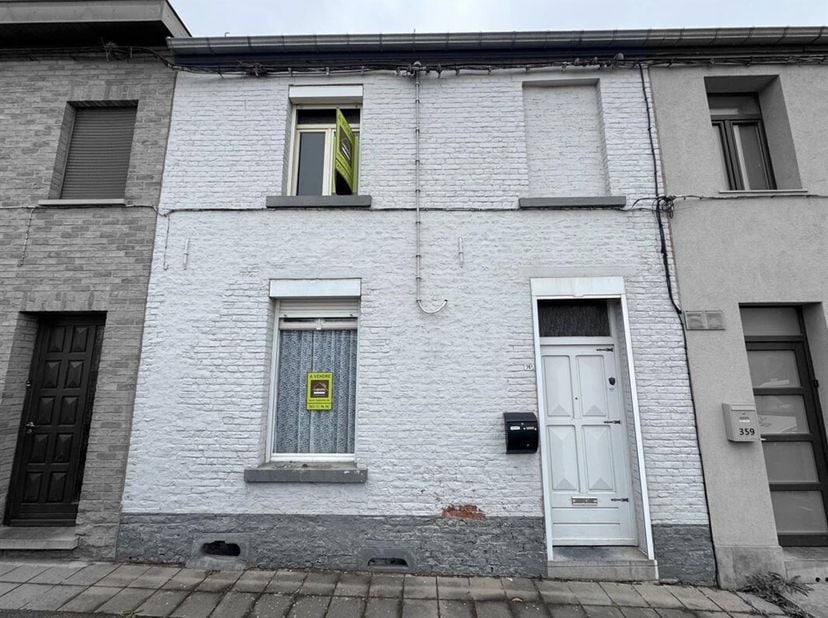 SOUS OPTION - PLUS DE VISITE - Prix: Offre à partir de 50.000 euros, frais d'agence non inclus et à charge de l'acquéreur.<br />
Maison à rénover comp