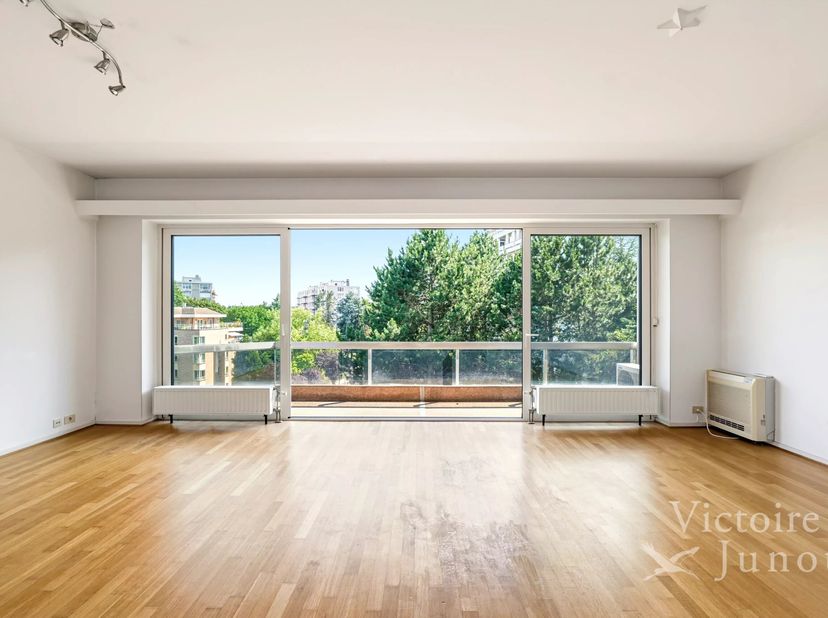 Appartement te koop in  37 55,
                    1050 Elsene