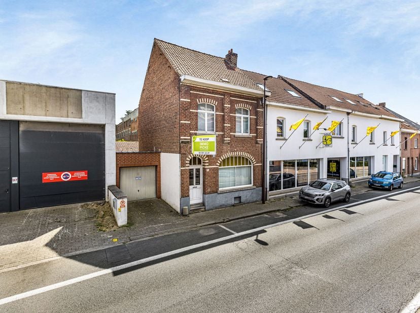Immo Pické vous propose cette maison idéalement située et à rénover entièrement, à proximité des écoles, des commerces, des transports en commun et d'