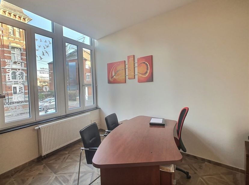 A la recherche d'un local professionnel où vous pourrez exercer votre activité, tout en partageant les charges communes. Venez voir ce bureau de 12m²