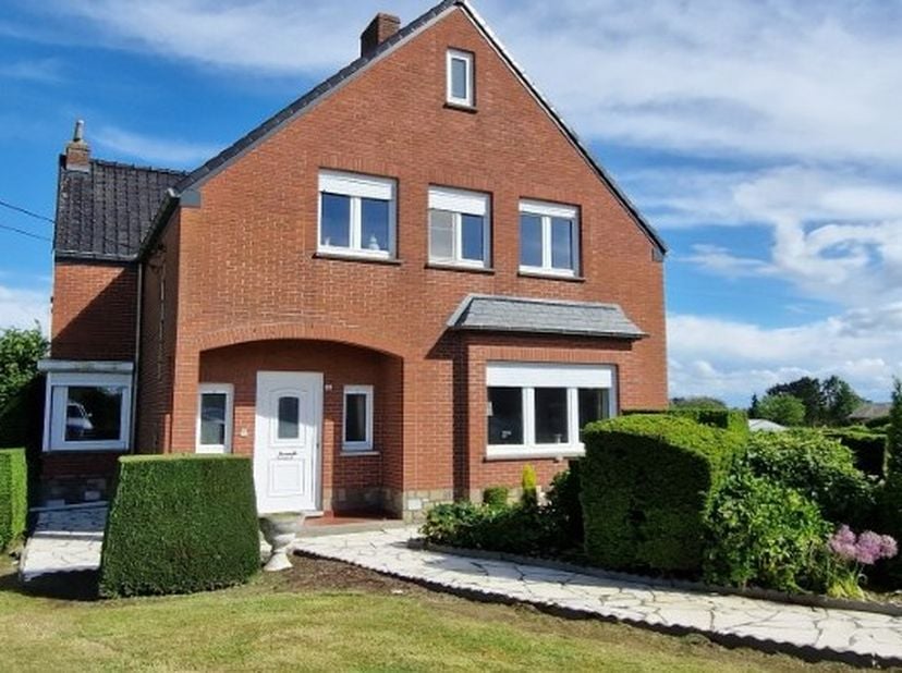 Rustig en landelijk gelegen EENGEZINSWONING, open bebouwing, met &amp;nbsp;mooie leefruimtes, 3 slaapkamers, mooie tuin, parking, aparte garage &amp;nbsp;op 1