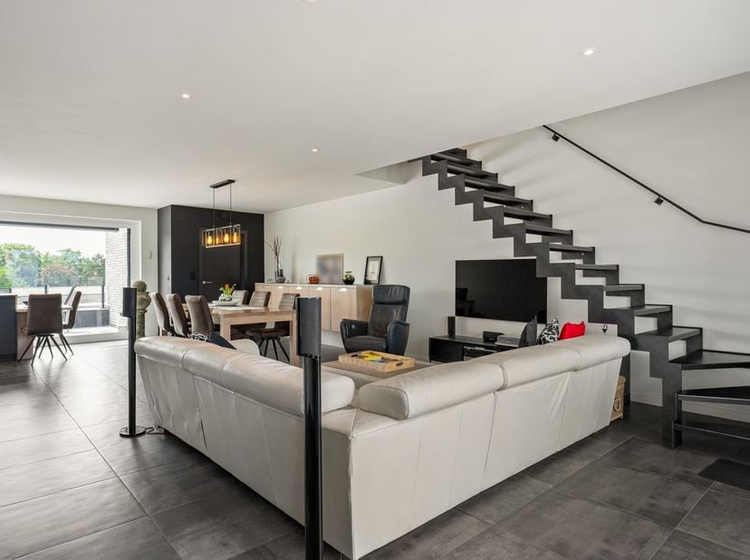 Op een uitstekende locatie, vlak bij het centrum van Heist-op-den-Berg, bevindt zich dit lichtrijke duplexappartement met drie slaapkamers, twee terra